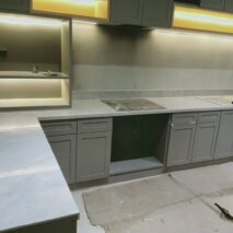 ทีมงานติดตั้งหินสังเคราะห์