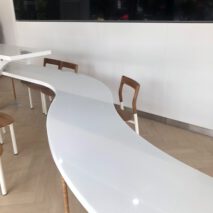 โต๊ะหินสังเคราะห์สีขาวลายจุด